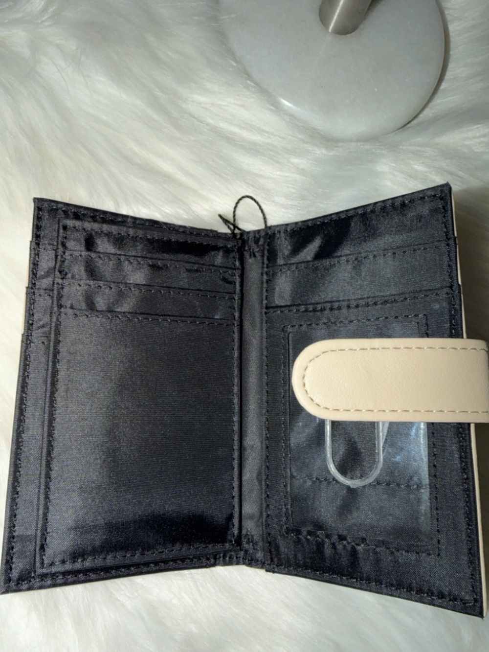 Classic Neutral Snap-Closure
Women's Wallet - Beige - Picture 5 of 7